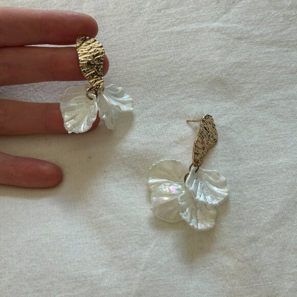 🍋☘️🚨4/$10🚨NWOT Pearl Petal Statement Earrings - Picture 3 of 4